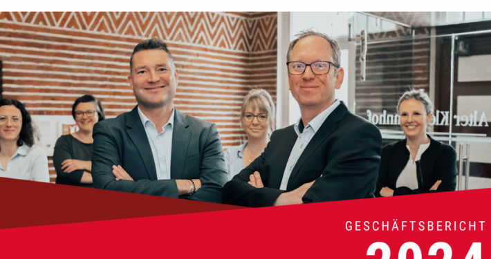 Titel des Geschäftsberichts der WFG-Gruppe. Im oberen Bereich sind auf einem weißen Hintergrund die Logos der Wirtschaftsförderung Rendsburg-Eckernförde und WFG Infrastruktur GmbH platziert. Darunter ist ein Gruppenbild von Männern und Frauen im Business-Outfit. Im unteren Bereich ist ein roter Bereich, auf dem in weißer Schrift "Geschäftsbericht 2024" steht.