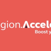 Logo des Projekts der Kiel-Region-Accelerates. Weiße Schrift auf roter Fläche.