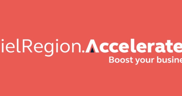 KielRegion-Accelerates Logo des Projekts der Kiel-Region-Accelerates. Weiße Schrift auf roter Fläche.