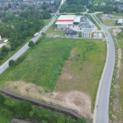 Gewerbefläche im Rendsburg Port Süd. Im Hintergrund eine Gewerbeimmobilie.