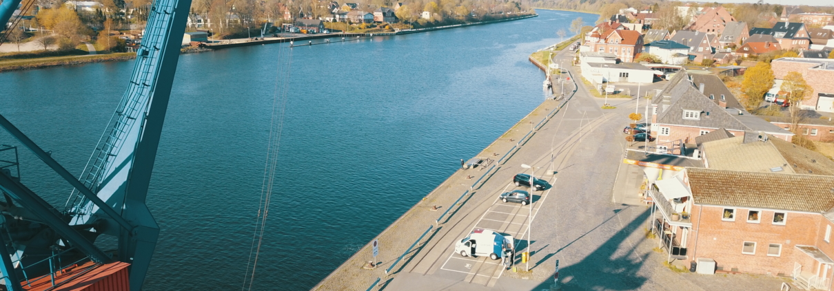 Kreishafen Rendsburg. Blick auf den Nord-Ostsee-Kanal.